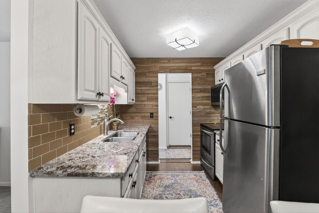 Photo of 215 Barry Avenue S #216, Wayzata, MN 55391 (MLS # 7079071)