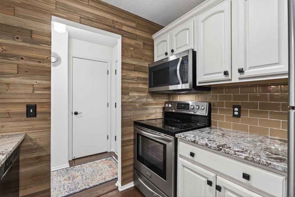Photo of 215 Barry Avenue S #216, Wayzata, MN 55391 (MLS # 7079071)