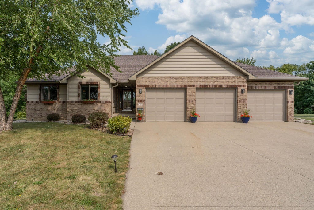 Photo of 120 Sunburst Circle, Mankato, MN 56001 (MLS # 7117958)