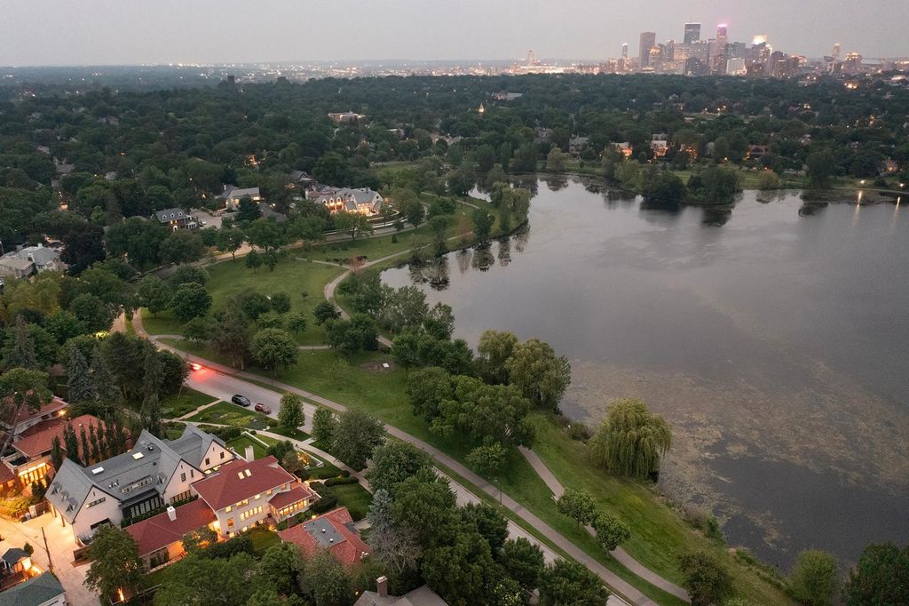 Photo of 2554 W Lake Of The Isles Parkway, Minneapolis, MN 55405 (MLS # 7049777)