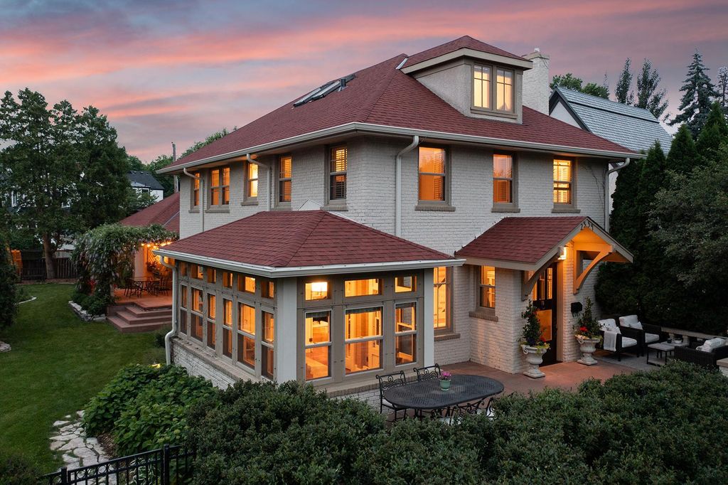 Photo of 2554 W Lake Of The Isles Parkway, Minneapolis, MN 55405 (MLS # 7049777)