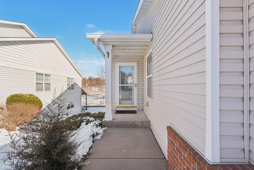 Photo of 3084 Chisholm Court N, Maplewood, MN 55109 (MLS # 7012966)