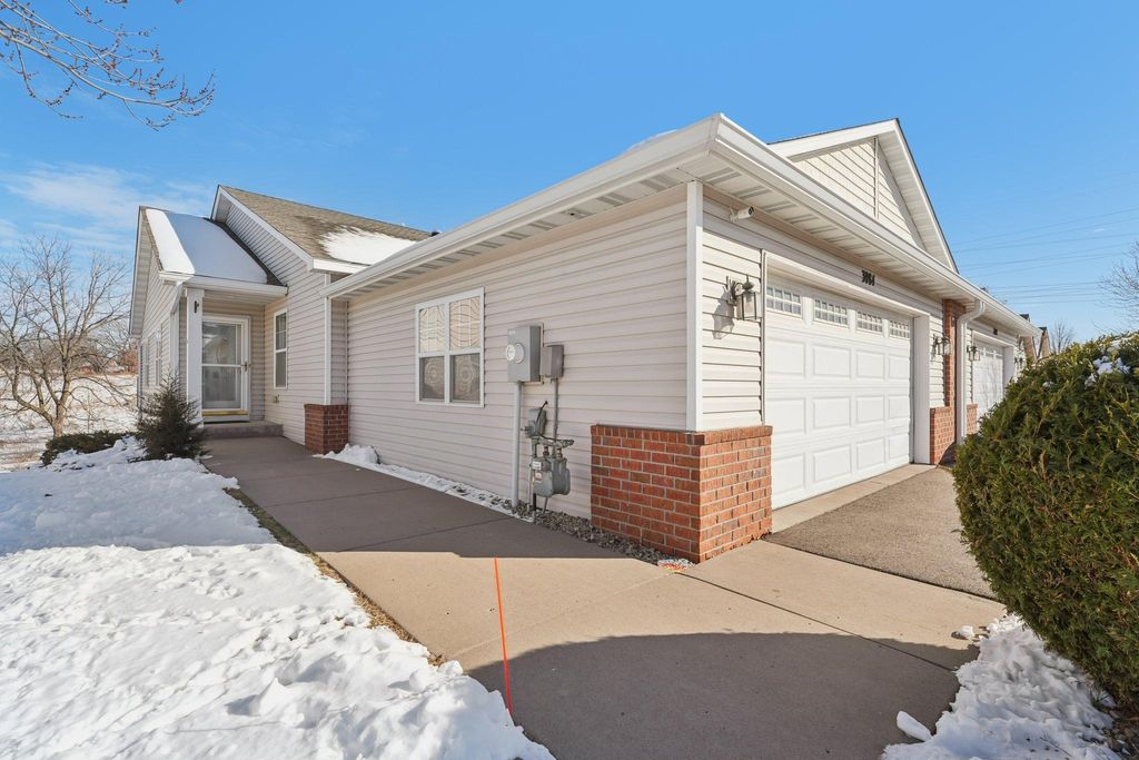 Photo of 3084 Chisholm Court N, Maplewood, MN 55109 (MLS # 7012966)