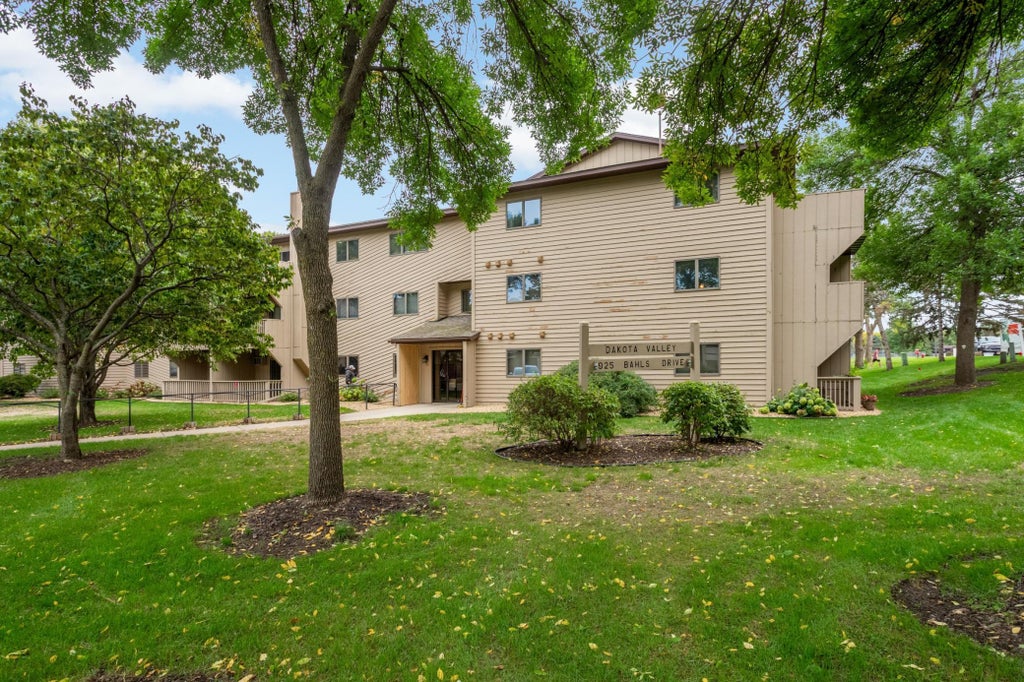 Photo of 925 Bahls Drive #307, Hastings, MN 55033 (MLS # 7152229)