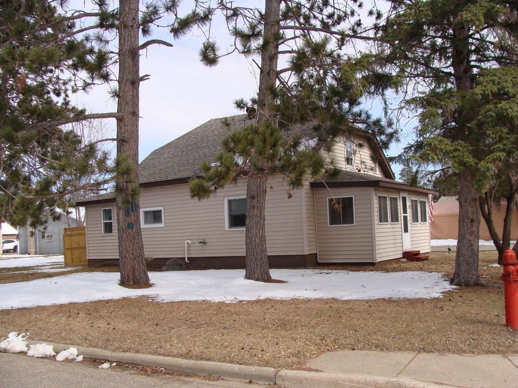 Photo of 621 Wisconsin Avenue SW, Staples, MN 56479 (MLS # 7047917)