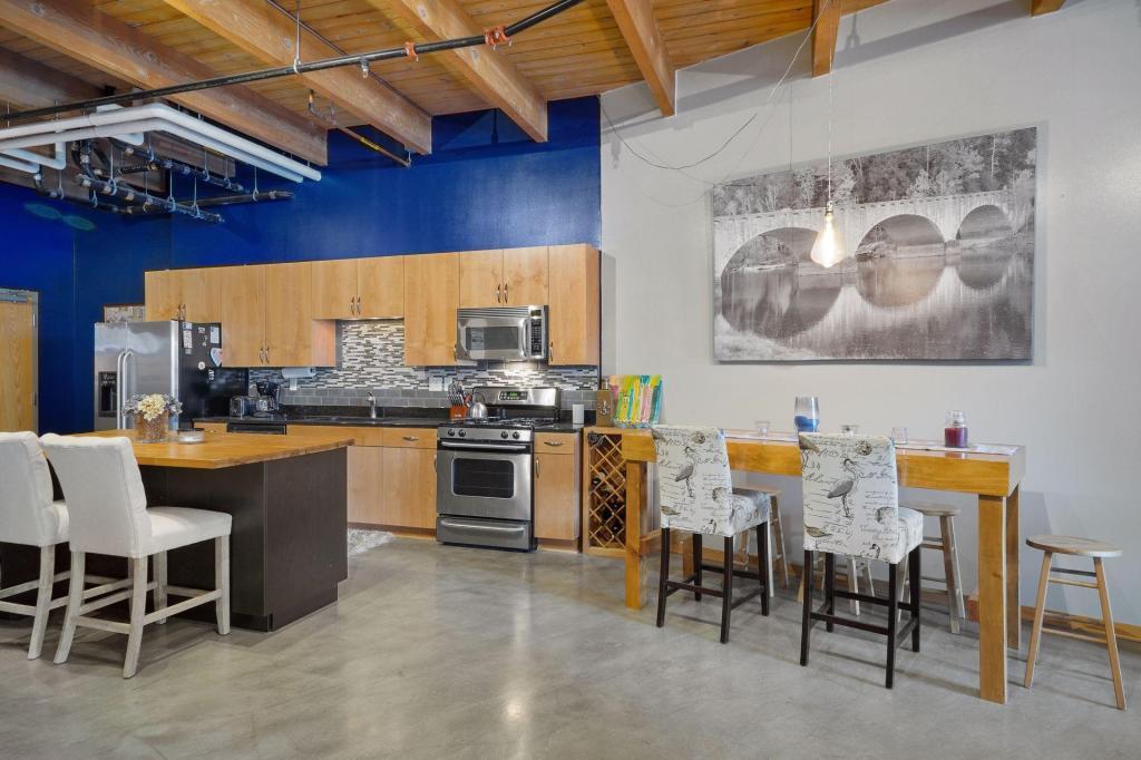 404 Washington Avenue N 104