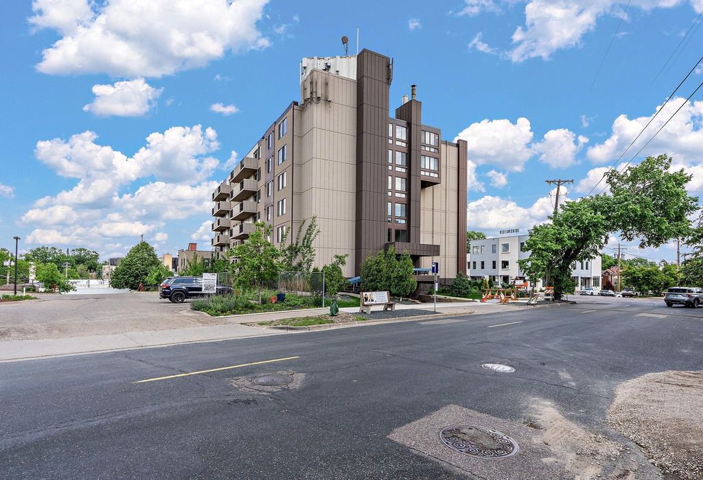 Photo of 2800 W 44th Street #401, Minneapolis, MN 55410 (MLS # 6823568)