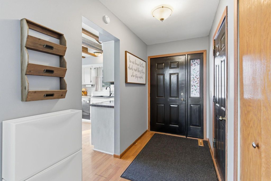 Photo of 2517 Crestmount Lane, Burnsville, MN 55306 (MLS # 7006429)