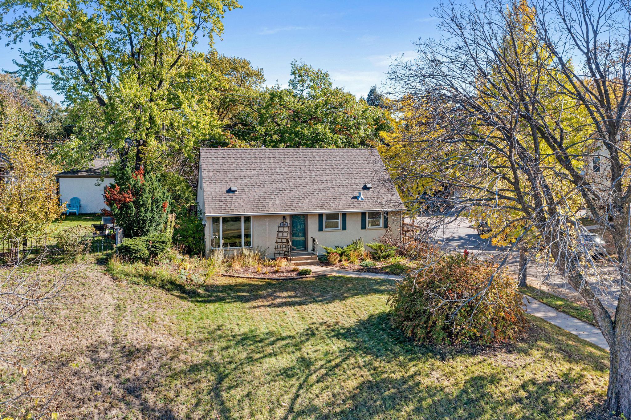 1044 Lexington Parkway N