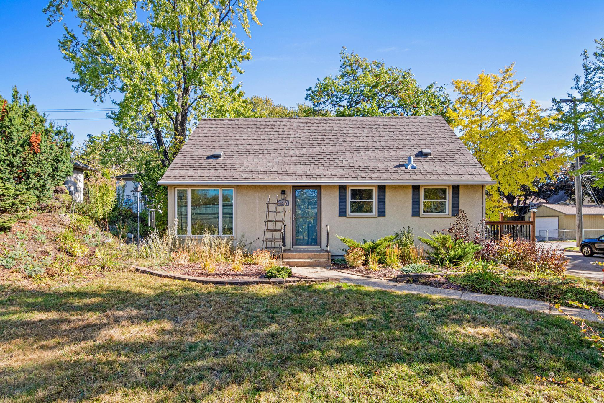 1044 Lexington Parkway N