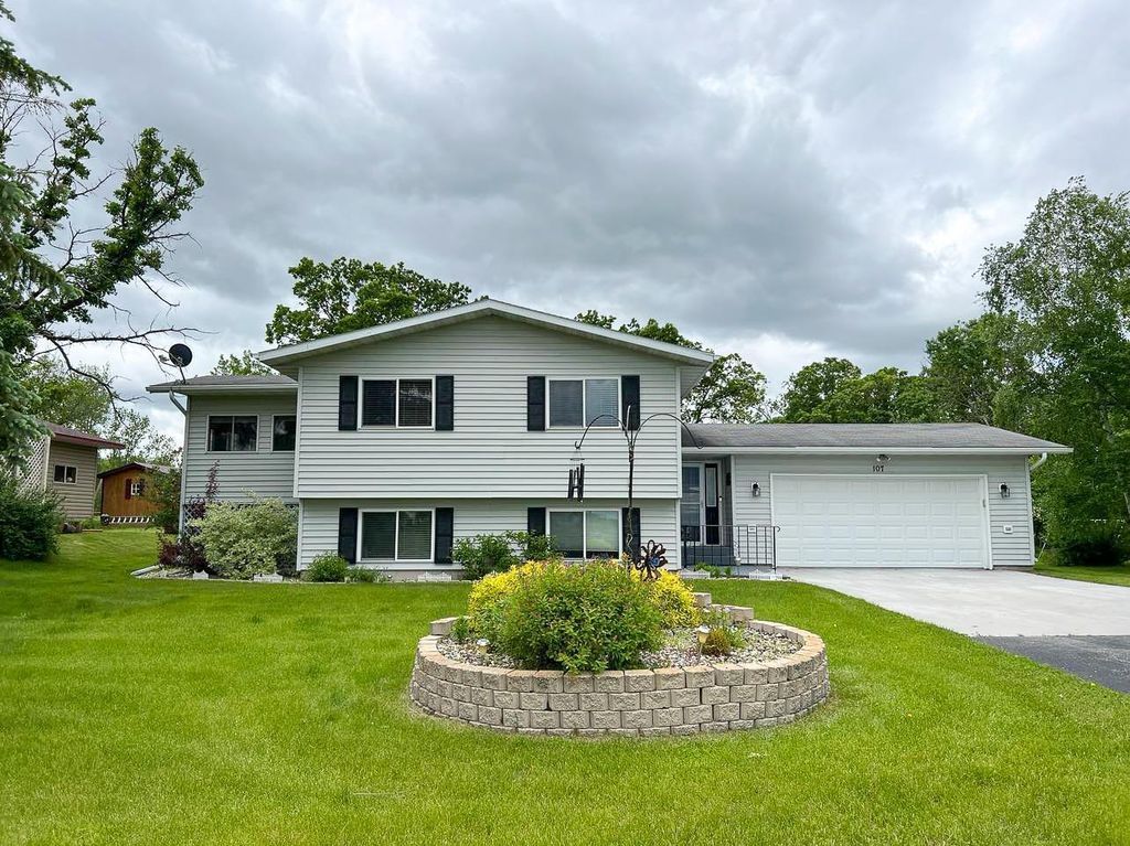 Photo of 107 Harding Street S, Karlstad, MN 56732 (MLS # 7018323)