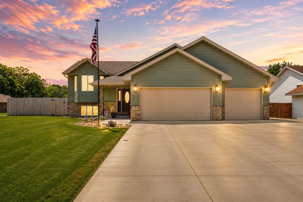 Photo of 895 Lee Street NE, Owatonna, MN 55060 (MLS # 7114490)