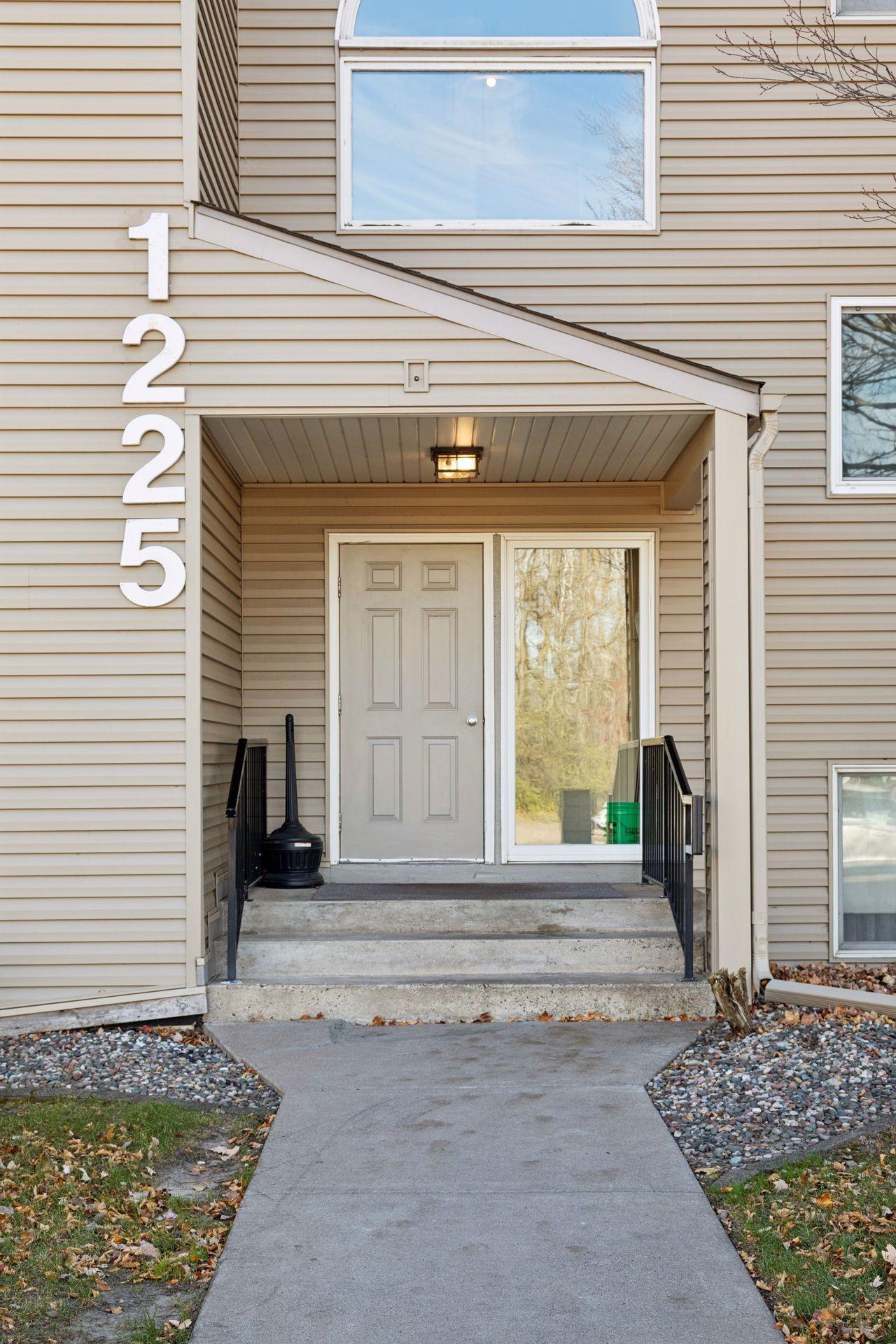 1225 Ferndale Street N B20