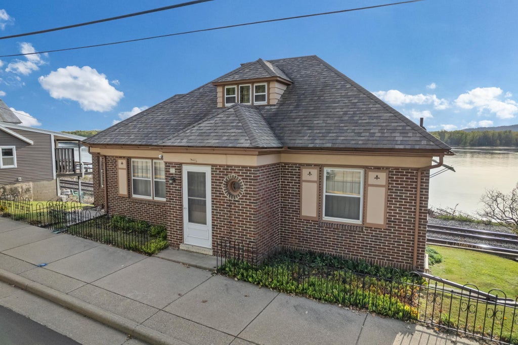 Photo of 311 N Shore Drive, Fountain City, WI 54629 (MLS # 7162675)