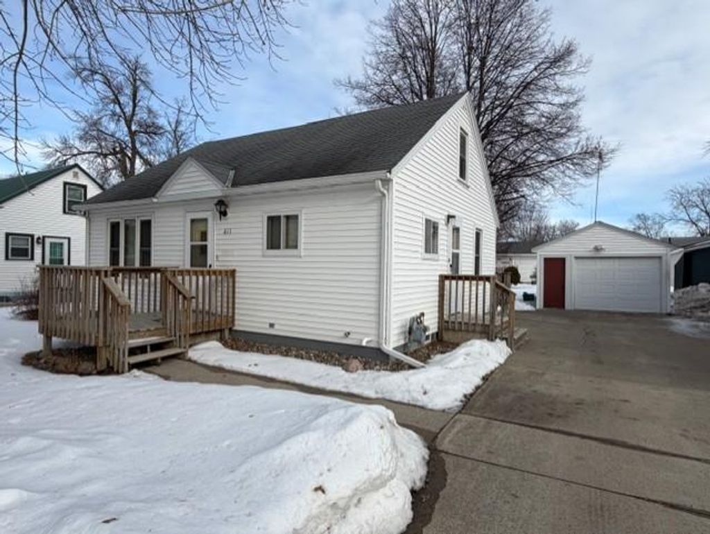 Photo of 611 S Swift Avenue, Litchfield, MN 55355 (MLS # 7009203)