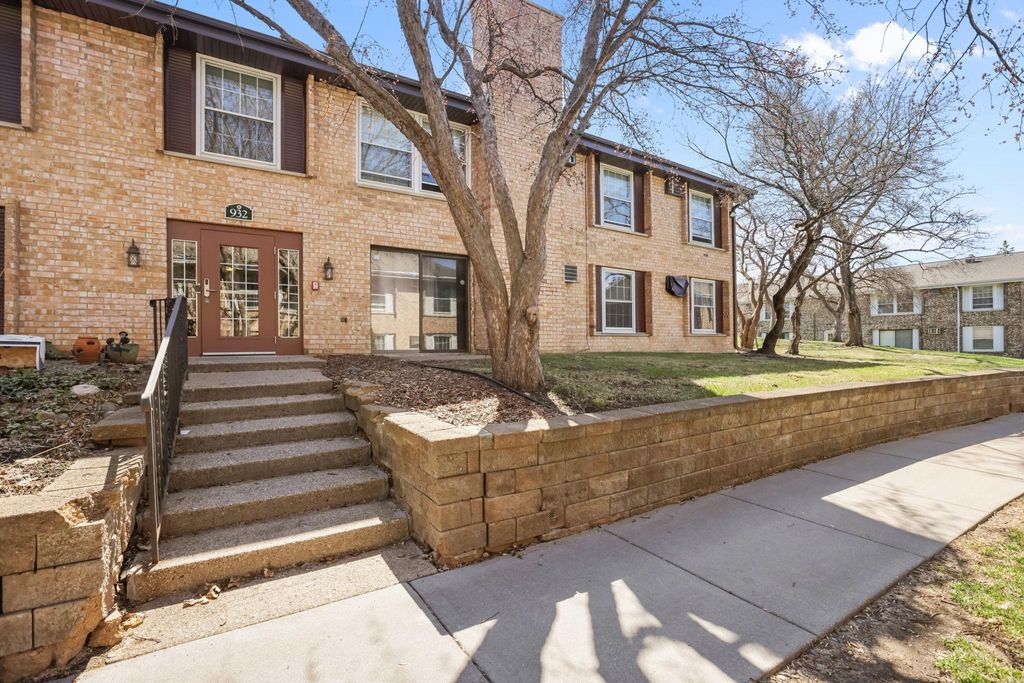 Photo of 932 Westbrooke Way #3, Hopkins, MN 55343 (MLS # 7059649)