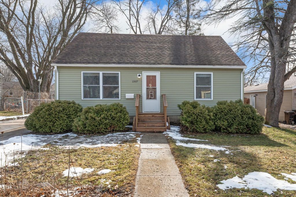 Photo of 1507 Louis Street, Albert Lea, MN 56007 (MLS # 7030827)