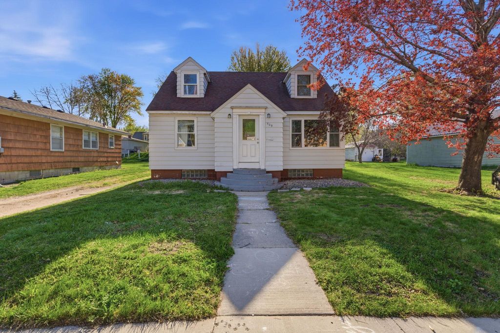 Photo of 509 Charlotte Street SE, Willmar, MN 56201 (MLS # 7073771)