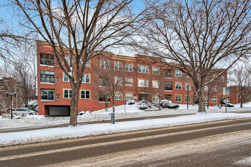 Photo of 1941 Ford Parkway #102, Saint Paul, MN 55116 (MLS # 7006512)