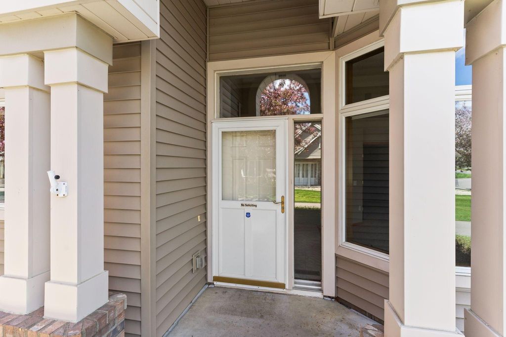 Photo of 962 Stratford Lane W, Burnsville, MN 55337 (MLS # 7065918)