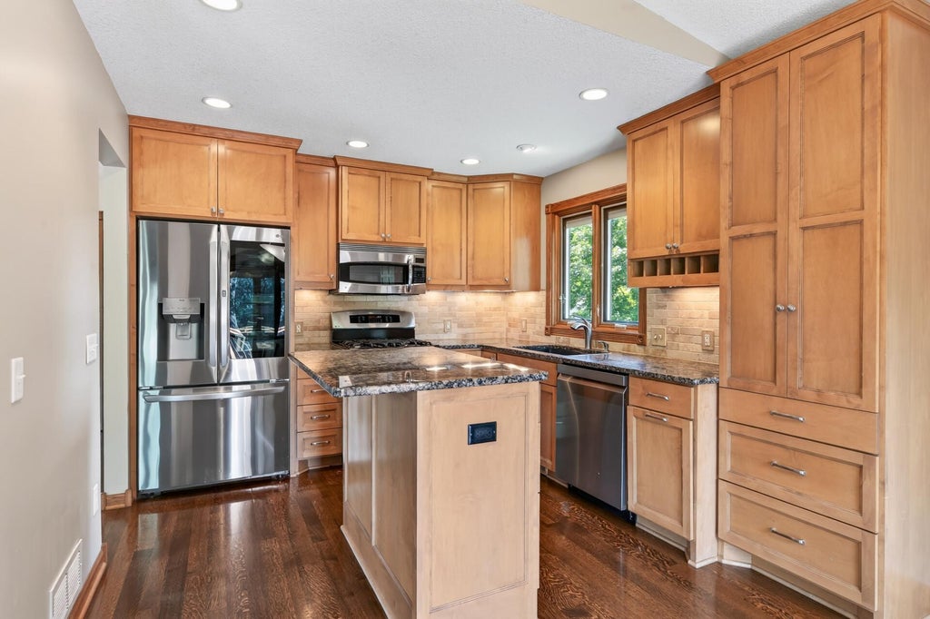 Photo of 1945 Beaver Dam Court, Eagan, MN 55122 (MLS # 7128066)