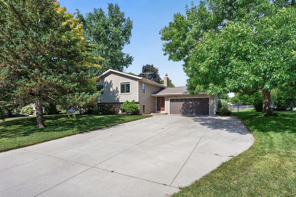 Photo of 1945 Beaver Dam Court, Eagan, MN 55122 (MLS # 7128066)