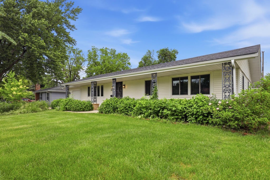 Photo of 613 Monroe Street S, Shakopee, MN 55379 (MLS # 7056920)