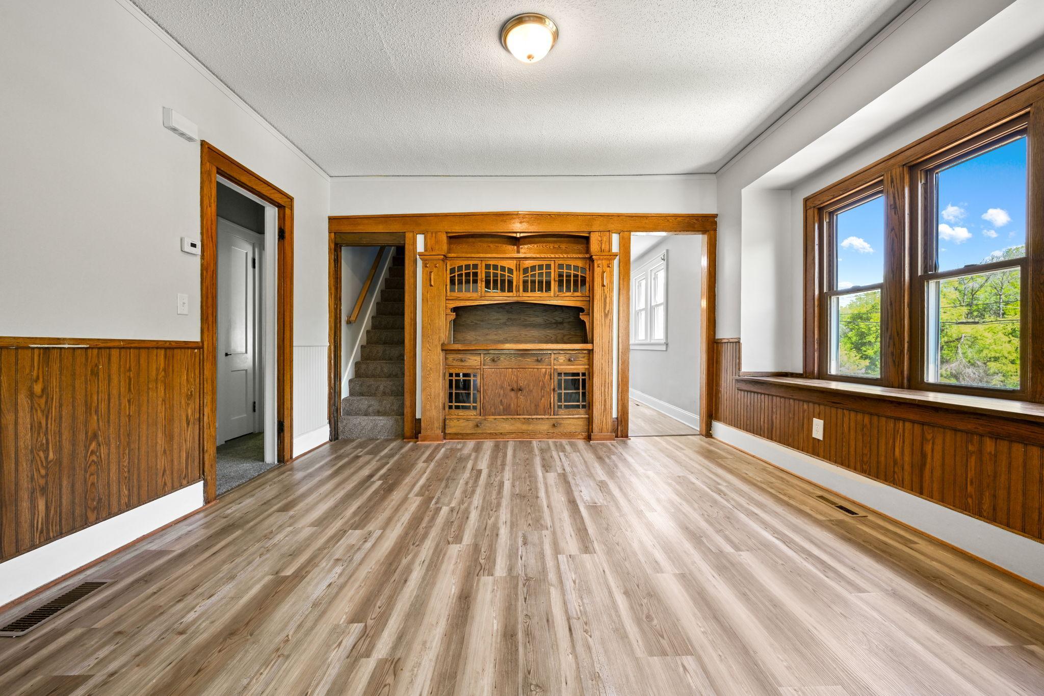 740 Main Street W