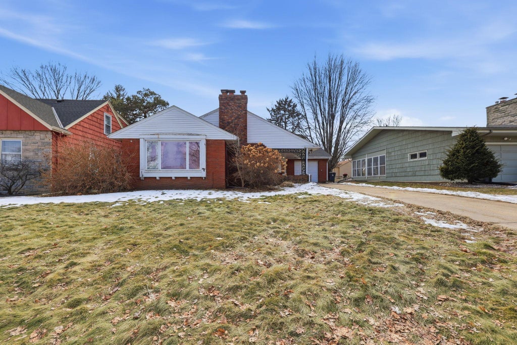 Photo of 1030 Hyacinth Avenue E, Saint Paul, MN 55106 (MLS # 7155611)
