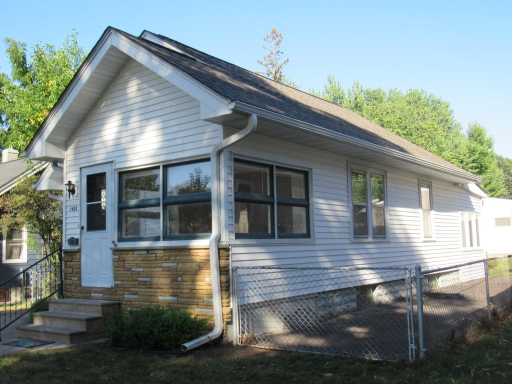 Photo of 1428 Hazel Street N, Saint Paul, MN 55119 (MLS # 7137702)