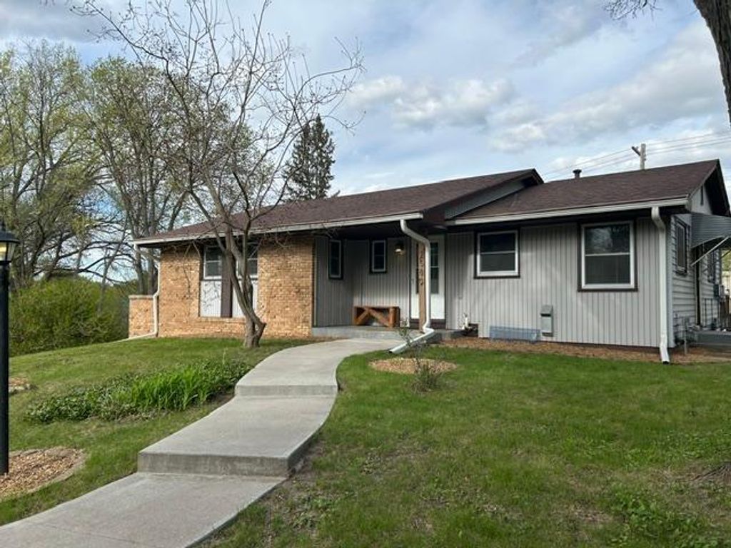 Photo of 2580 Winfield Avenue, Golden Valley, MN 55422 (MLS # 7069568)