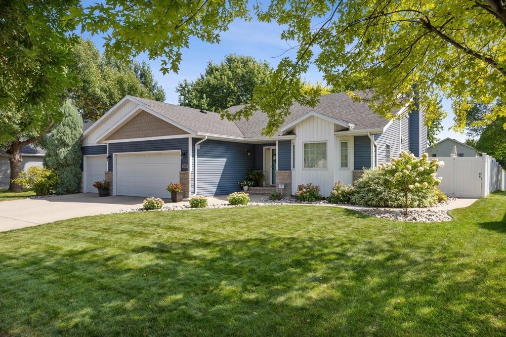 Photo of 2504 33rd Street S, Fargo, ND 58103 (MLS # 7059915)