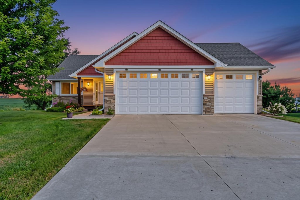 Photo of 914 Prestwick Drive, Belle Plaine, MN 56011 (MLS # 7150186)