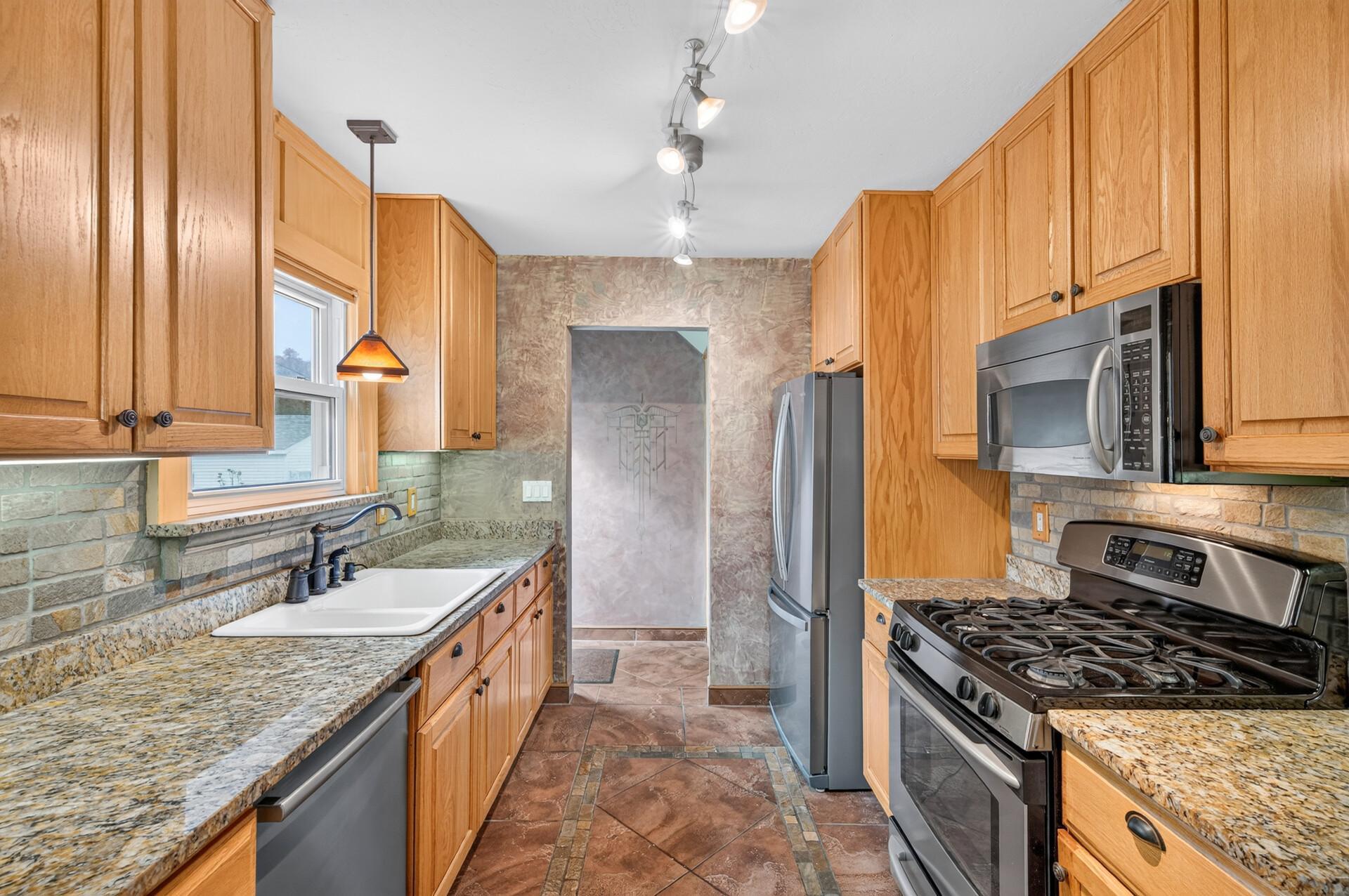 242 5th Avenue N