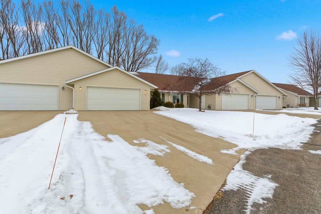 Photo of 104 Blue Bird Path, Mankato, MN 56001 (MLS # 7017327)