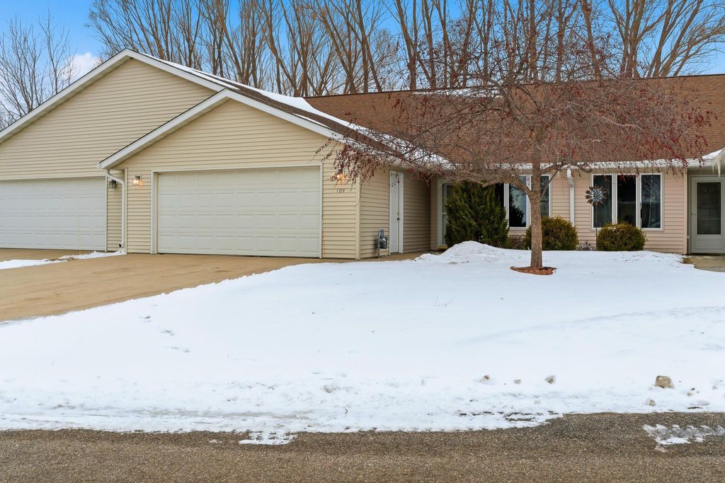 Photo of 104 Blue Bird Path, Mankato, MN 56001 (MLS # 7017327)