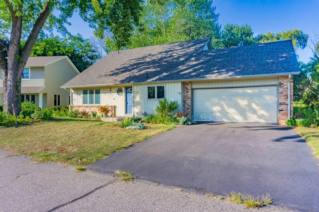 Photo of 110105 Arboretum Way, Chaska, MN 55318 (MLS # 7141798)