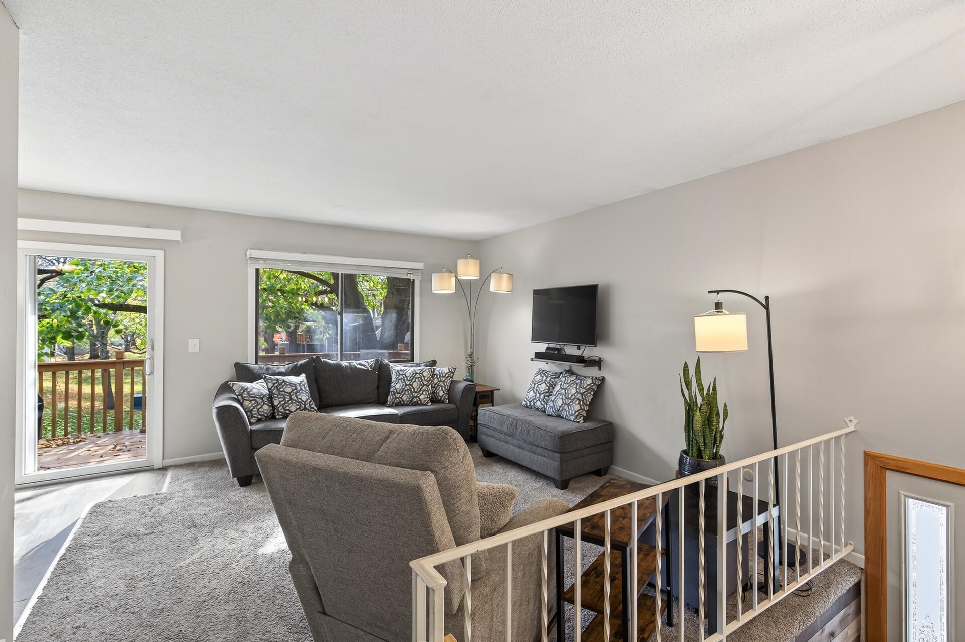 1302 Crestridge Lane N