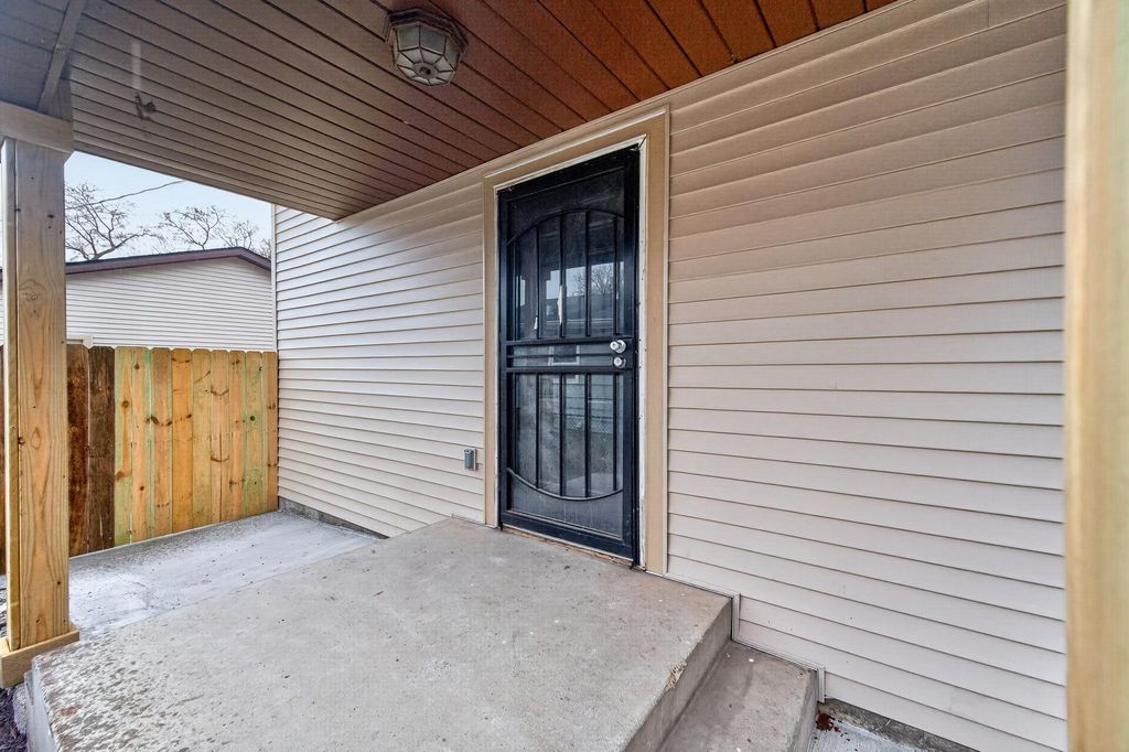 Photo of 1123 James Avenue N, Minneapolis, MN 55411 (MLS # 7053641)