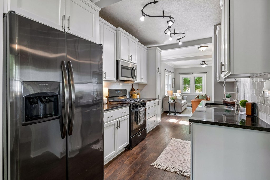 Photo of 862 21st Avenue SE, Minneapolis, MN 55414 (MLS # 7156978)