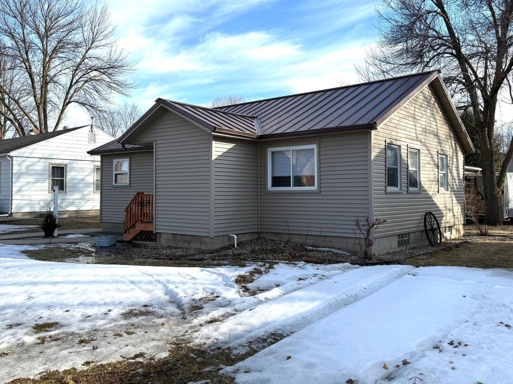 Photo of 706 E Chestnut Street, Redwood Falls, MN 56283 (MLS # 7017233)
