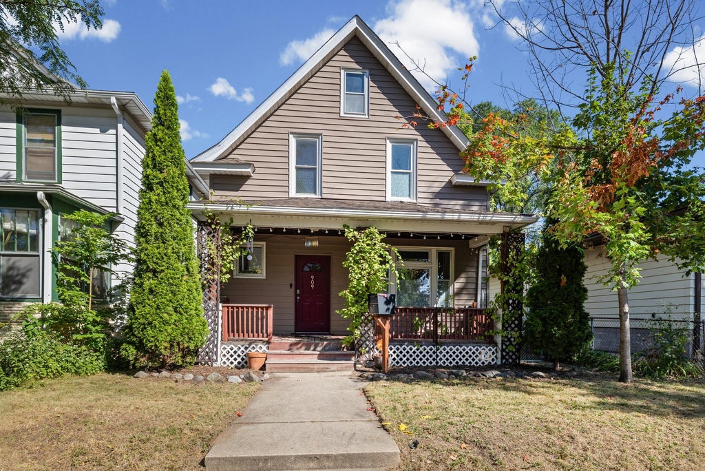 Photo of 909 Sherburne Avenue, Saint Paul, MN 55104 (MLS # 7105269)