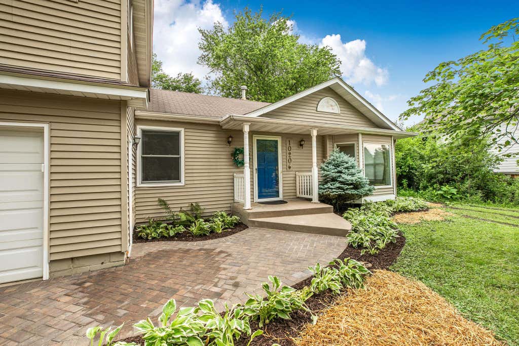 Photo of 10206 Lakeview Drive W, Minnetonka, MN 55305 (MLS # 7092275)