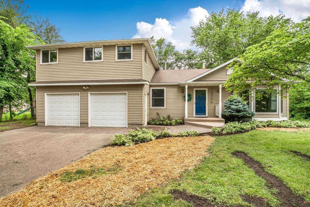 Photo of 10206 Lakeview Drive W, Minnetonka, MN 55305 (MLS # 7092275)
