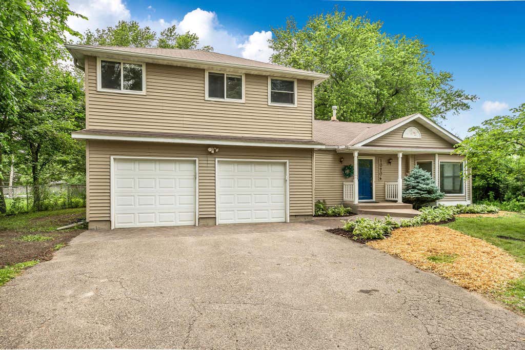 Photo of 10206 Lakeview Drive W, Minnetonka, MN 55305 (MLS # 7092275)