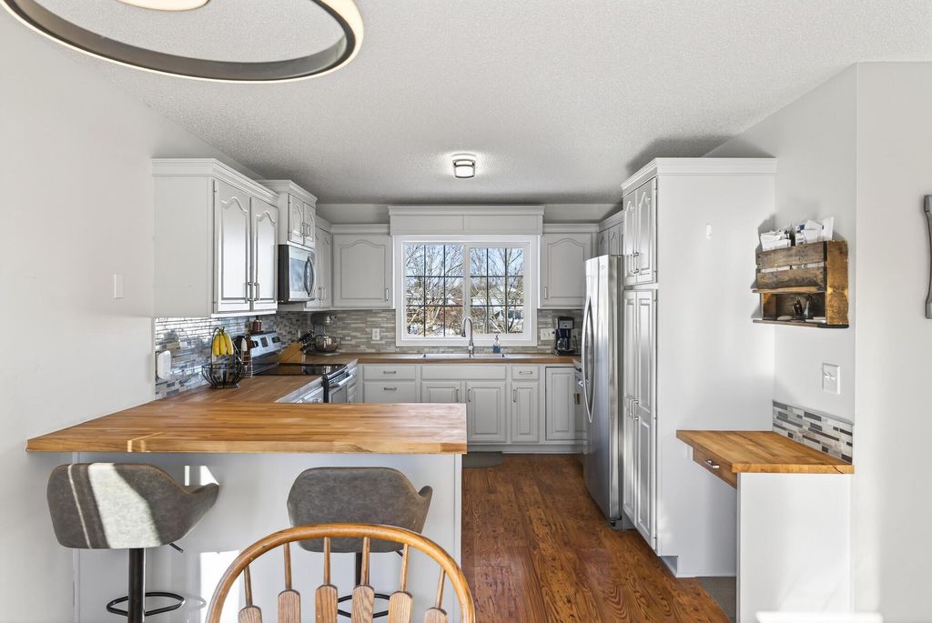 Photo of 5512 Kalenda Drive NE, Albertville, MN 55301 (MLS # 7004880)