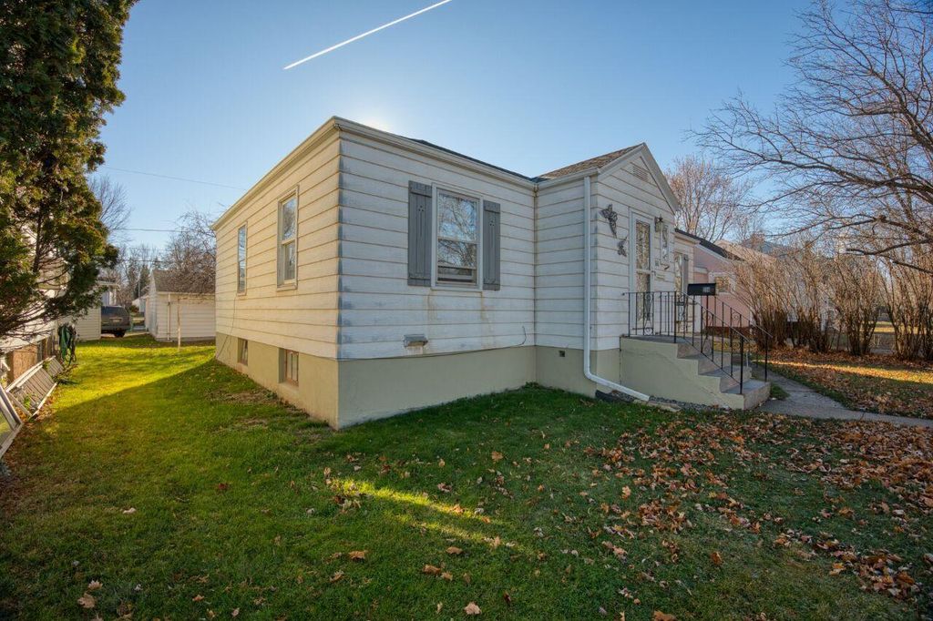 Photo of 914 Michigan Street, Hibbing, MN 55746 (MLS # 6819220)