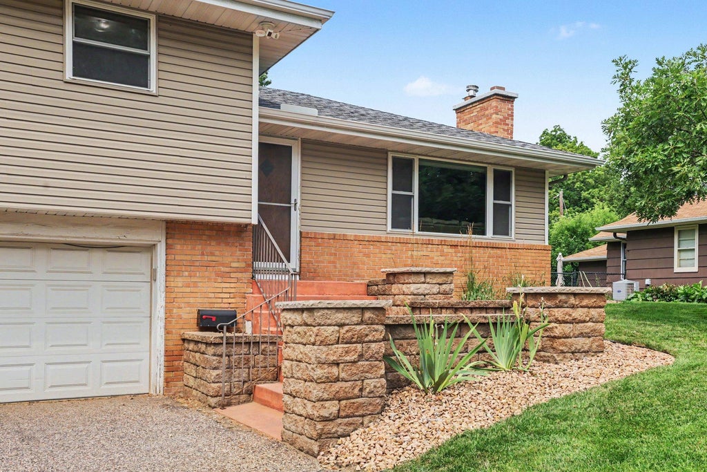 Photo of 1333 Valders Avenue N, Golden Valley, MN 55427 (MLS # 7119519)