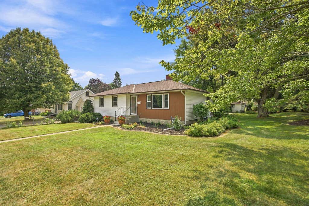 Photo of 2464 Holloway Avenue E, North Saint Paul, MN 55109 (MLS # 7111134)