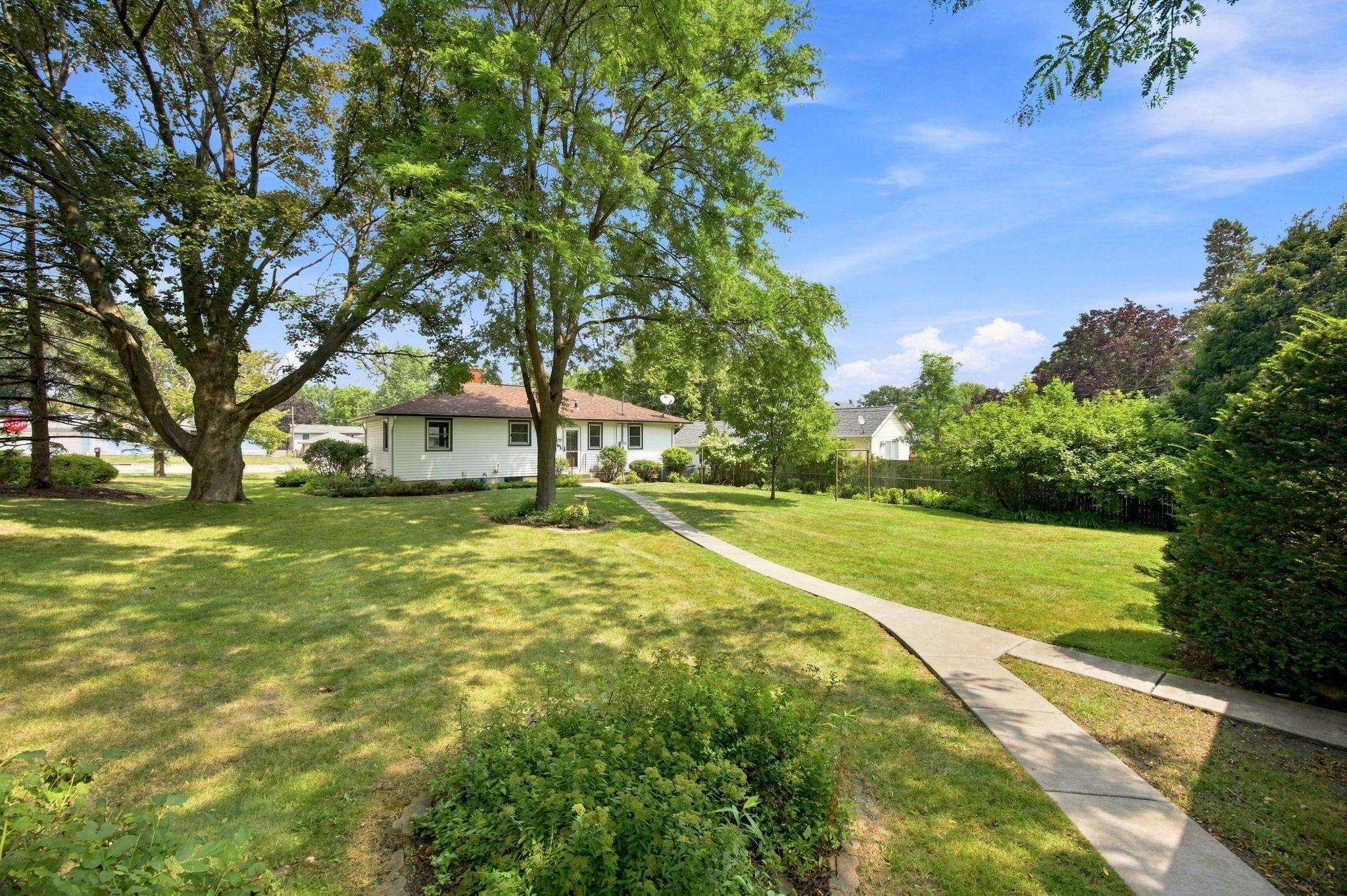 2464 Holloway Avenue E - Photo 3